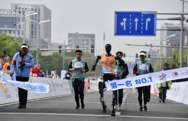 富农优配APP 历史性时刻！全球首个人形机器人半马冠军揭晓